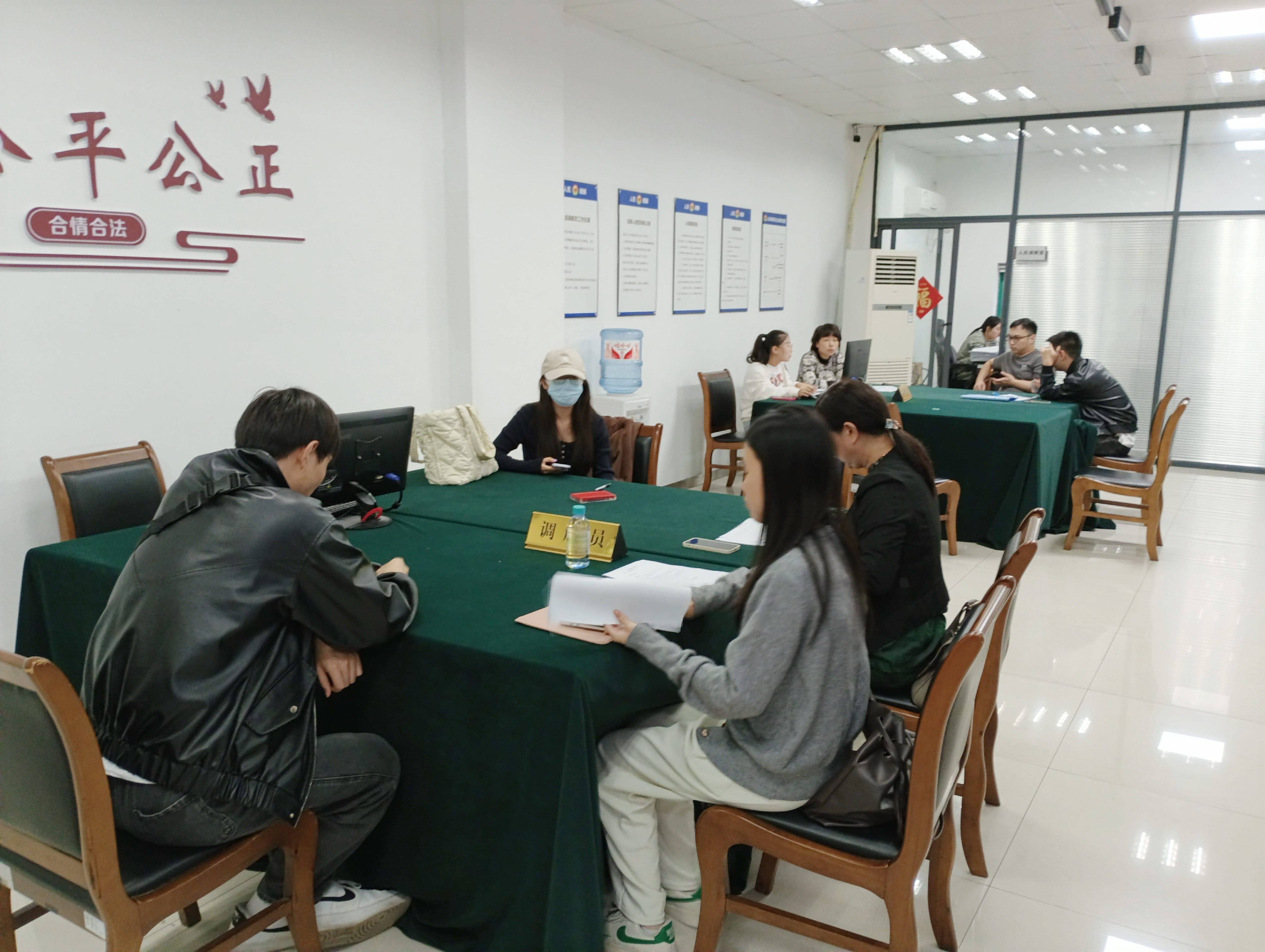 调解显温情，商业洪流中的信任与重生
